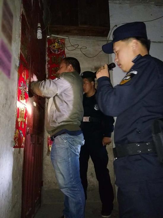 安阳粗心妈妈误将幼女锁家中 民警全城寻开锁师傅开门